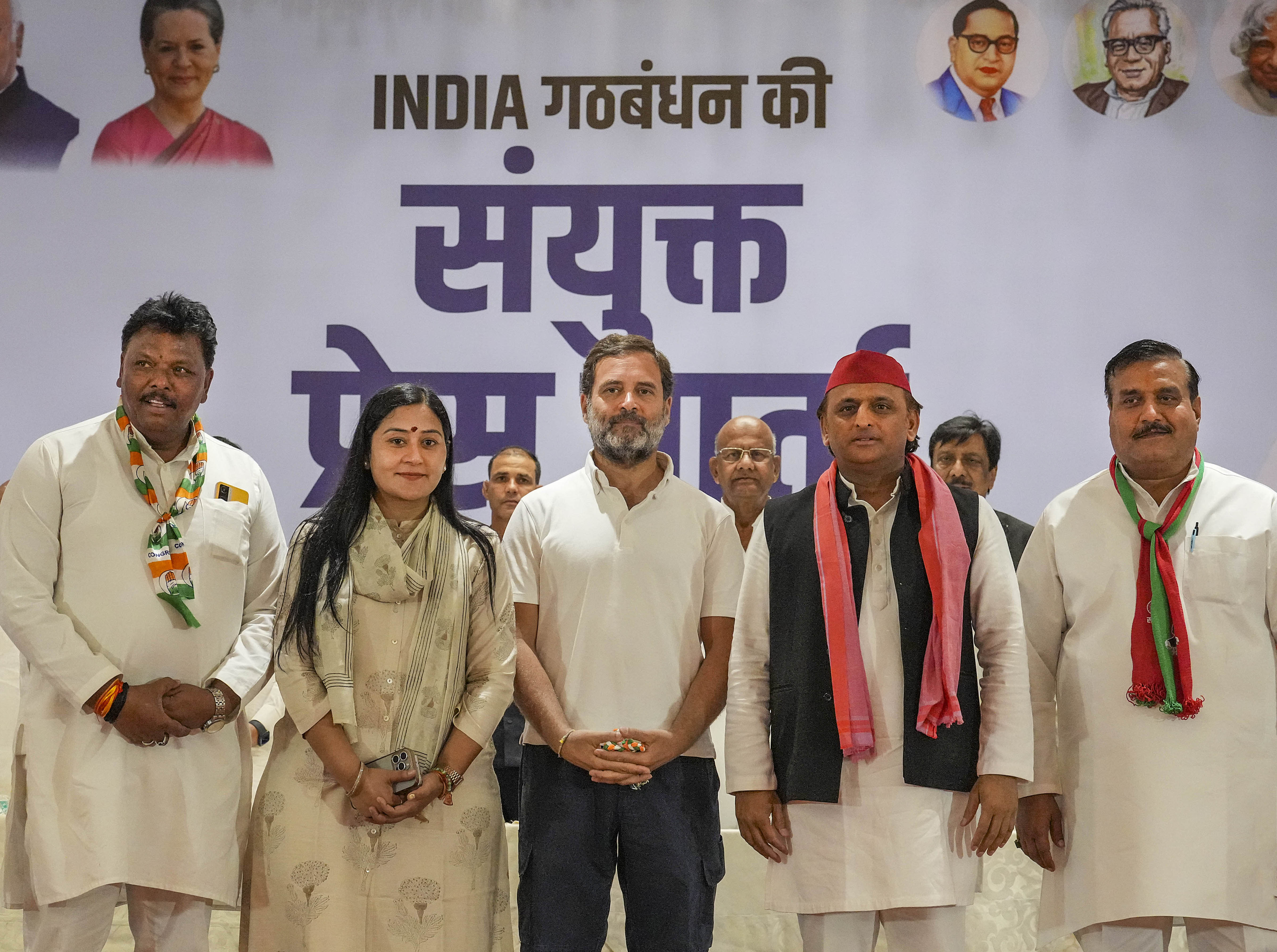 https://salarnews.in/public/uploads/images/newsimages/maannewsimage17042024_154207_rahul gandhi sp.jpg